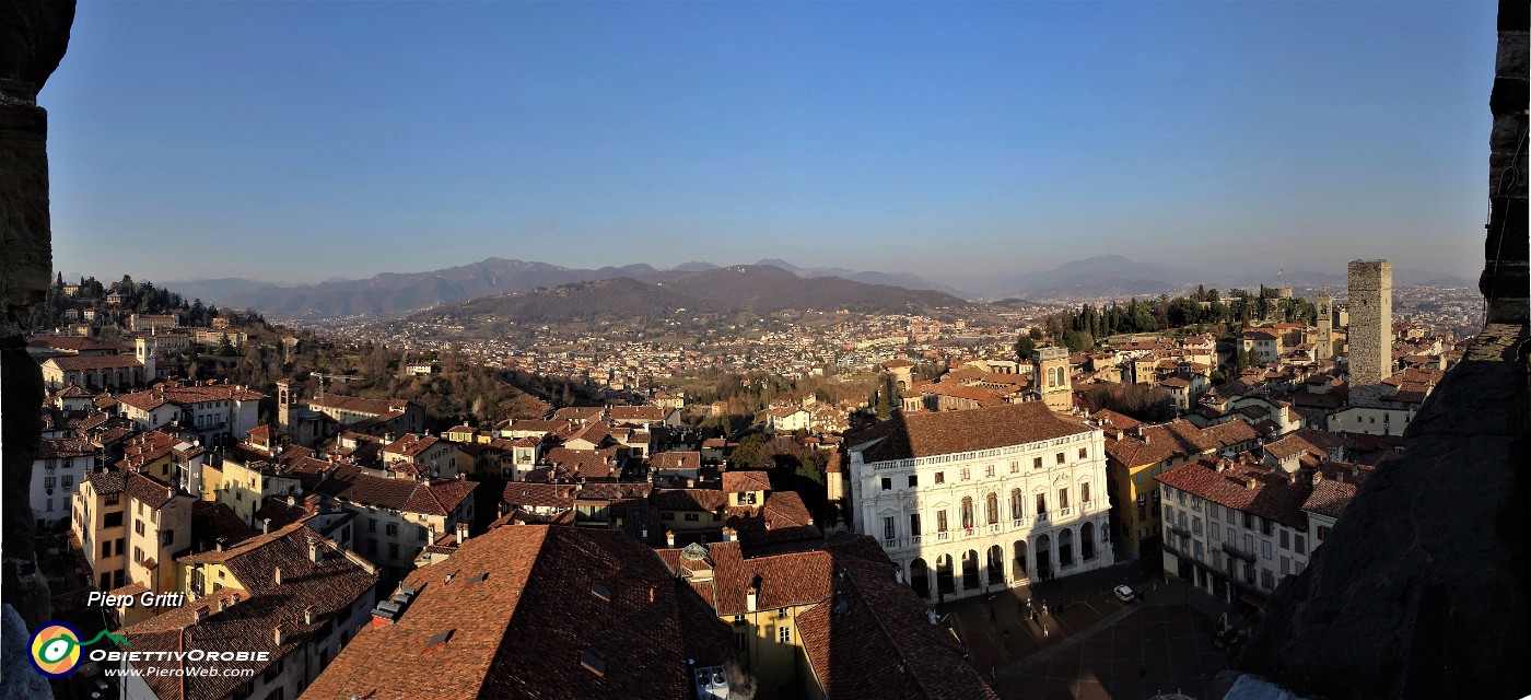 70 Dalla Torre Civica vista a nord  su Piazza Vecchia e verso Canto Alto.jpg